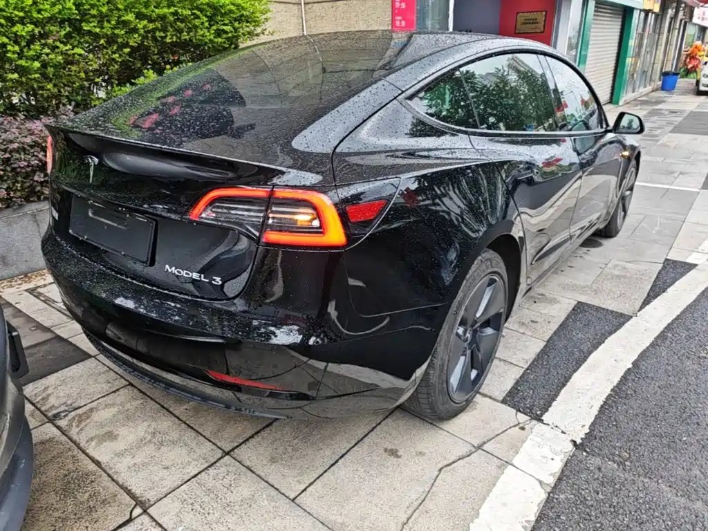 Tesla Model 3 — миниатюра 7