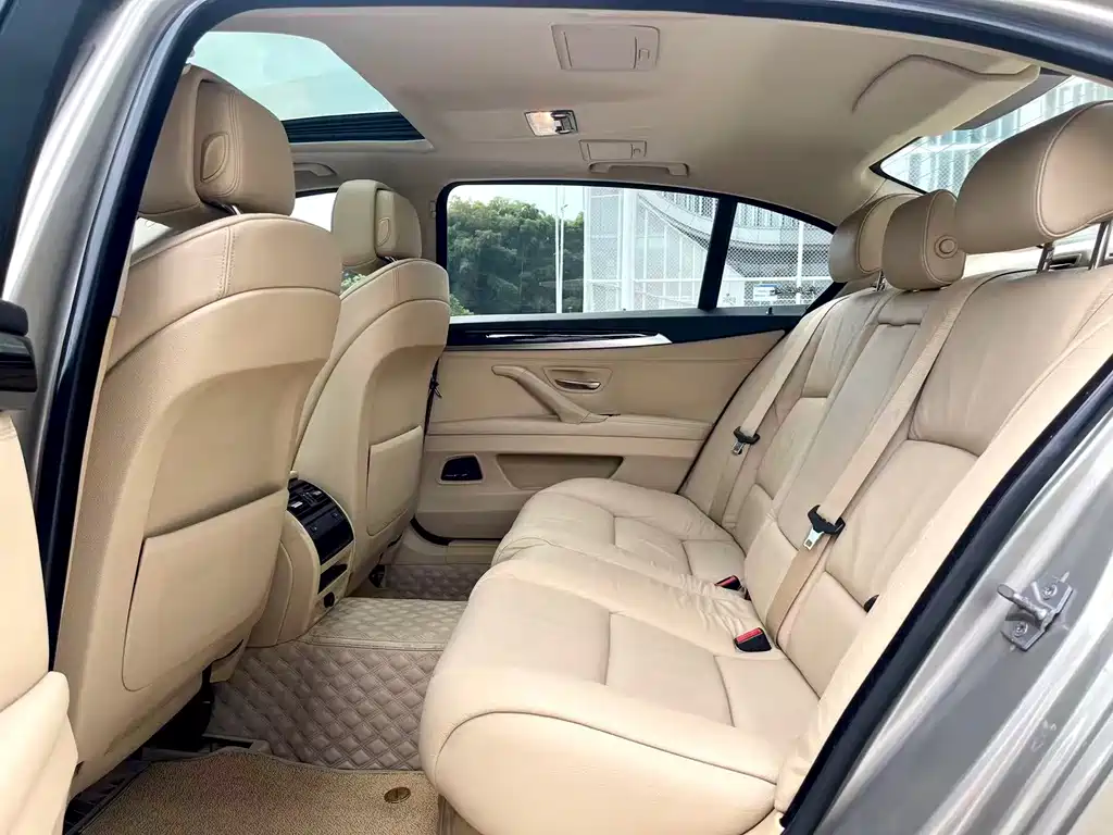 BMW 5 Series — миниатюра 8