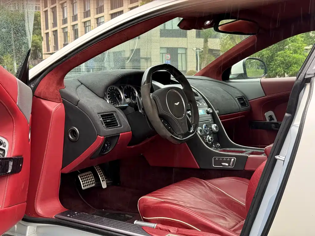 Aston Martin DB9 — миниатюра 10