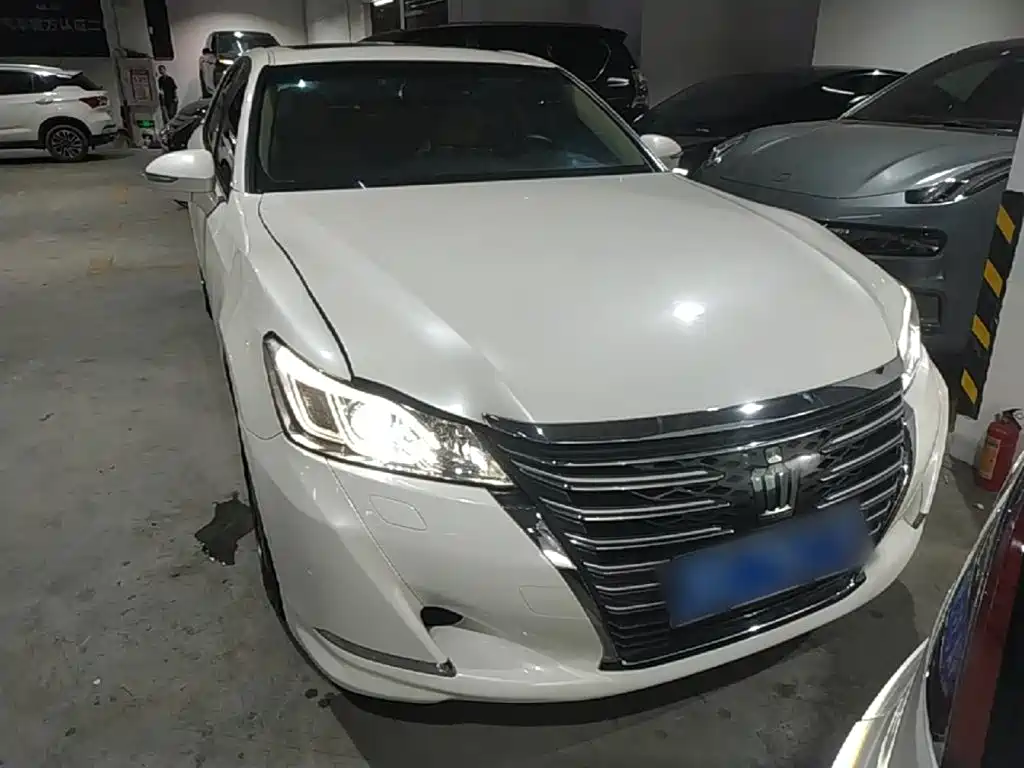 Toyota Crown — миниатюра 3