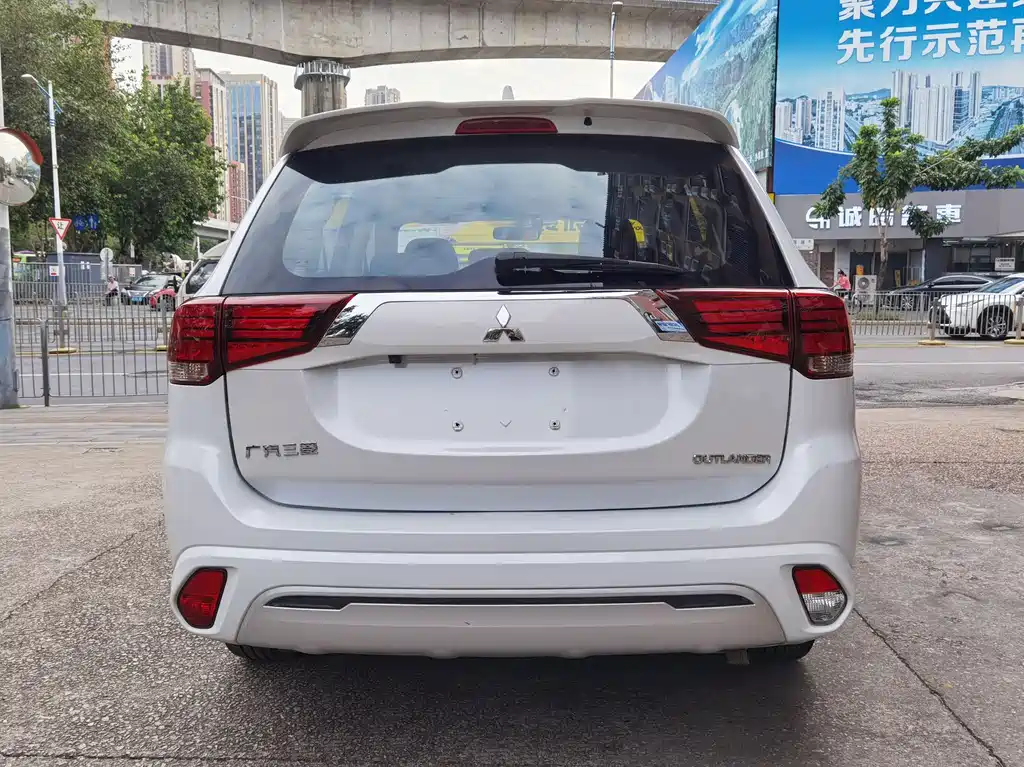 MITSUBISHI OUTLANDER