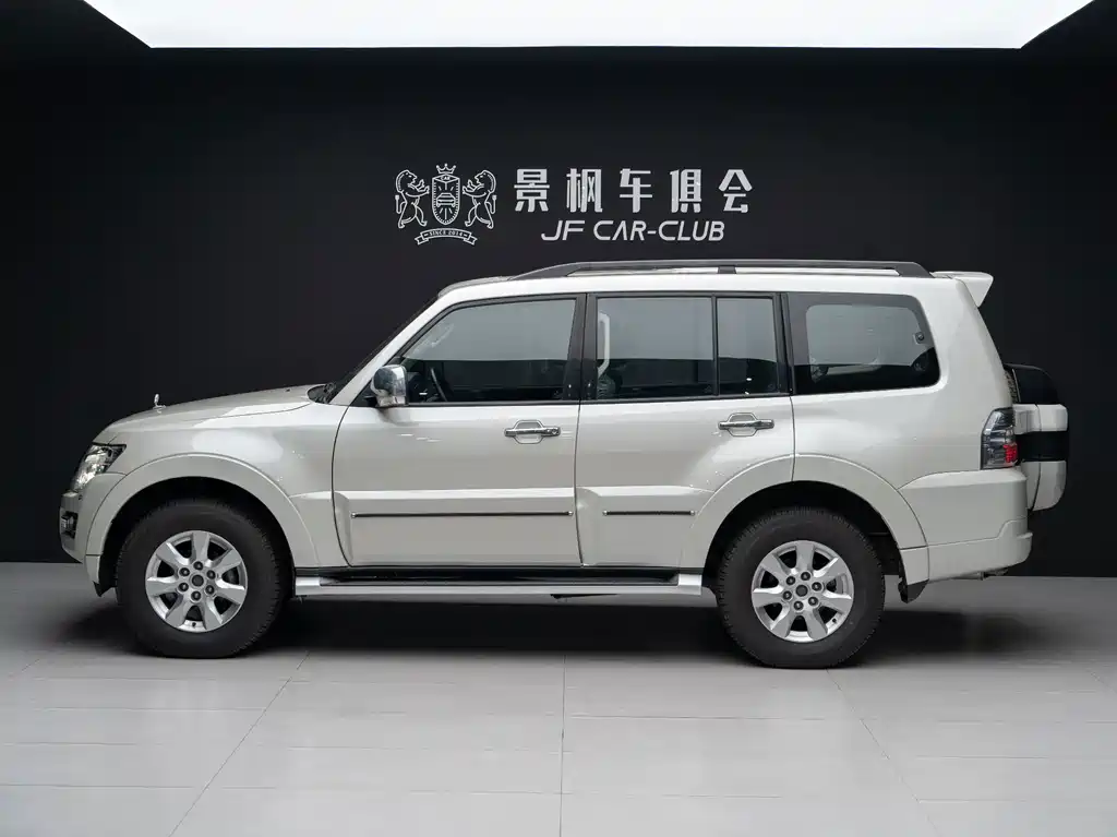Mitsubishi Pajero (Import) — миниатюра 11