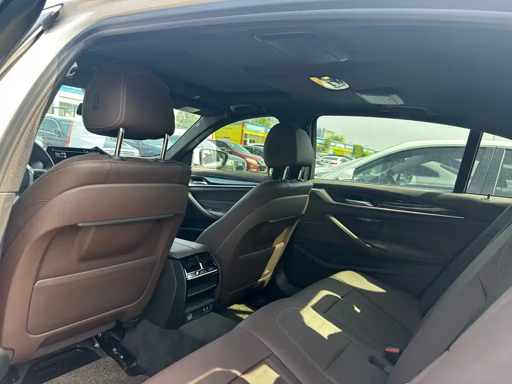 BMW 5 Series — миниатюра 13