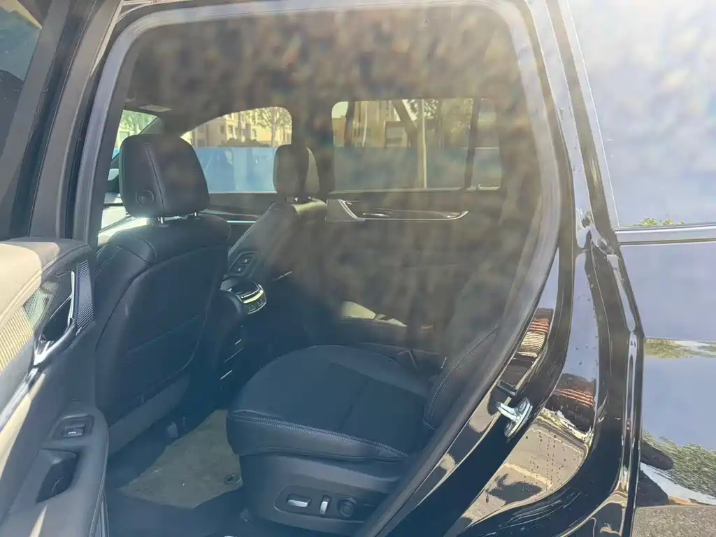 Cadillac XT6 2025 2.0T мест Luxury Executive