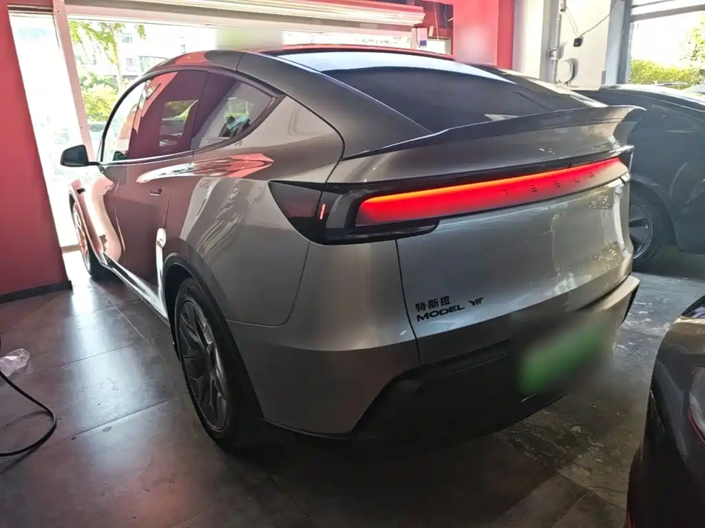 Tesla Model Y L — миниатюра 5