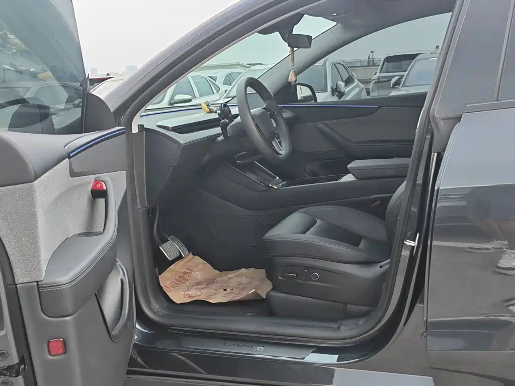 Tesla Model Y — миниатюра 10