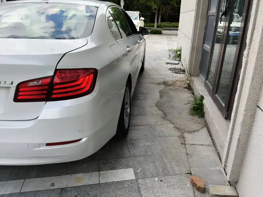 BMW 5 Series — миниатюра 8