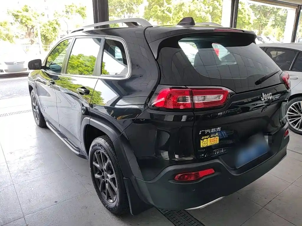 Jeep Cherokee — миниатюра 5