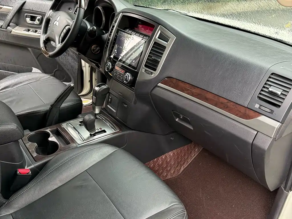 Mitsubishi Pajero (Import) — миниатюра 8