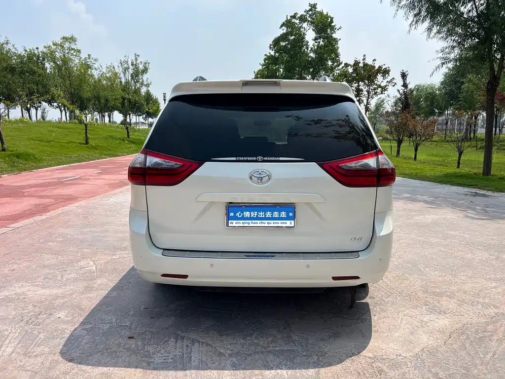Toyota Sienna — миниатюра 4