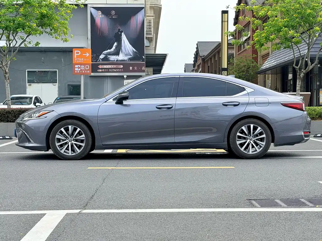 Lexus ES 2020 200