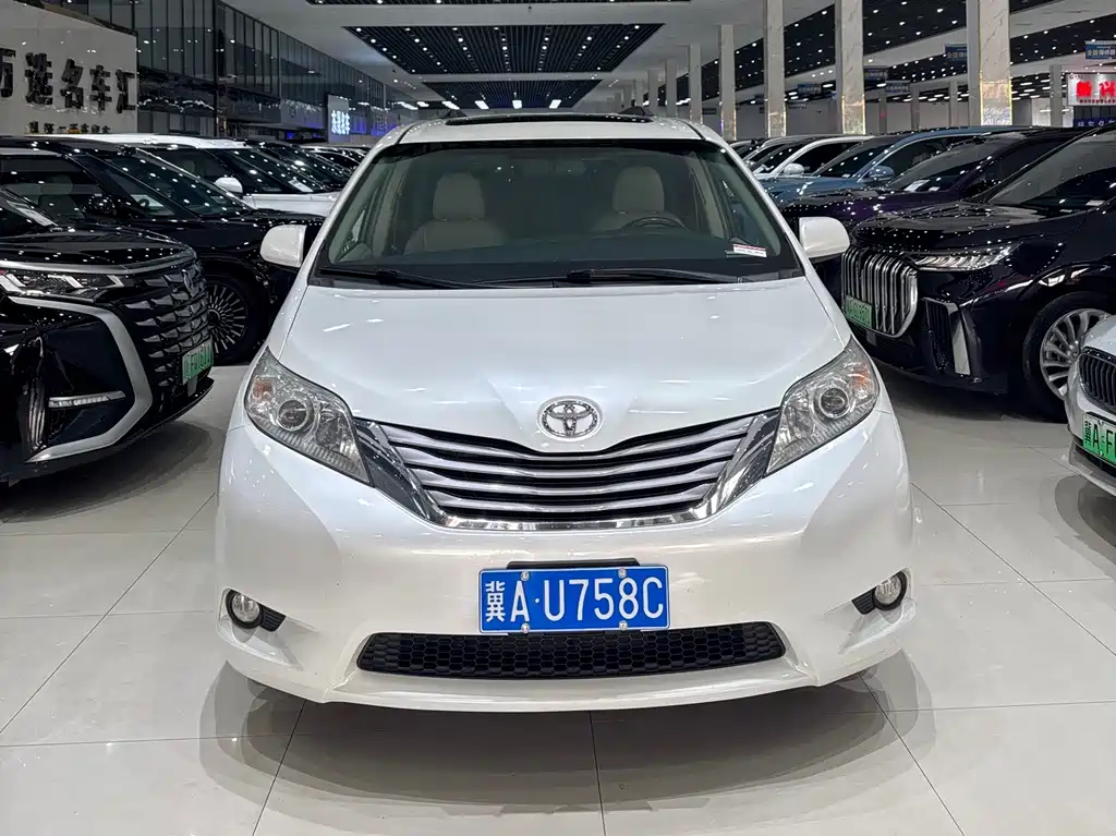 Toyota Sienna — миниатюра 2