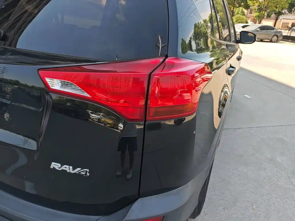 Toyota RAV4 — миниатюра 8