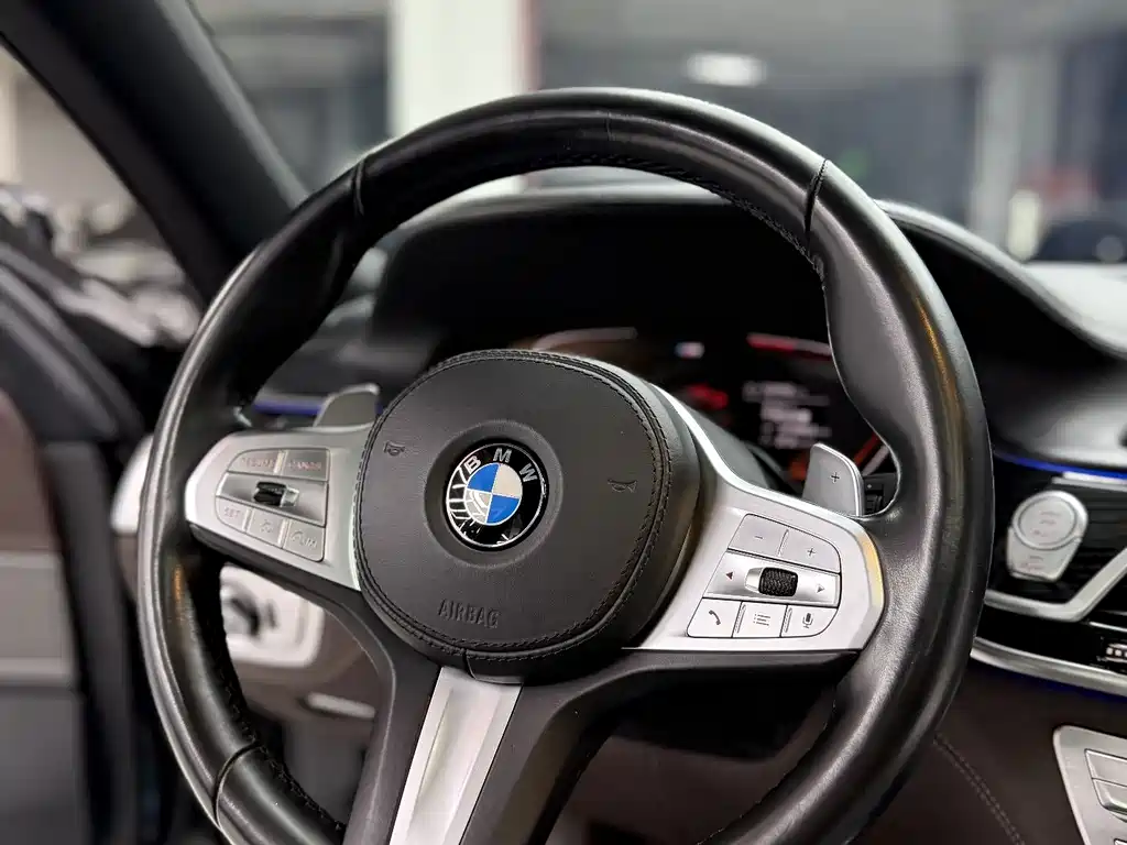 BMW 7 Series — миниатюра 13