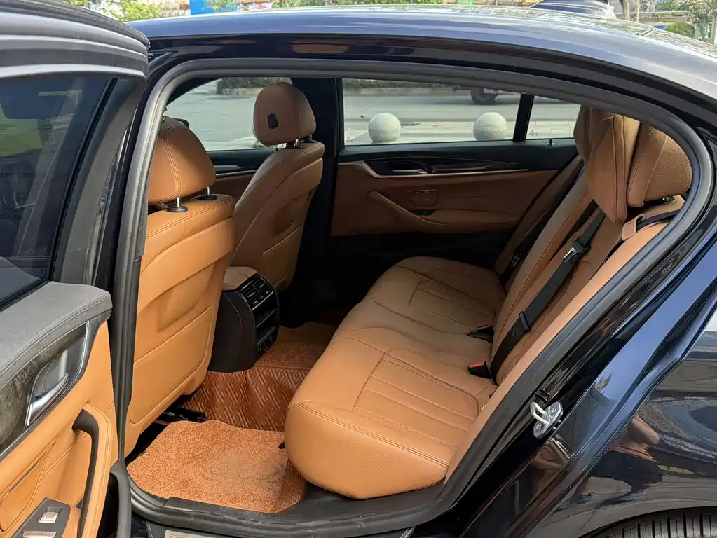 BMW 5 Series — миниатюра 7