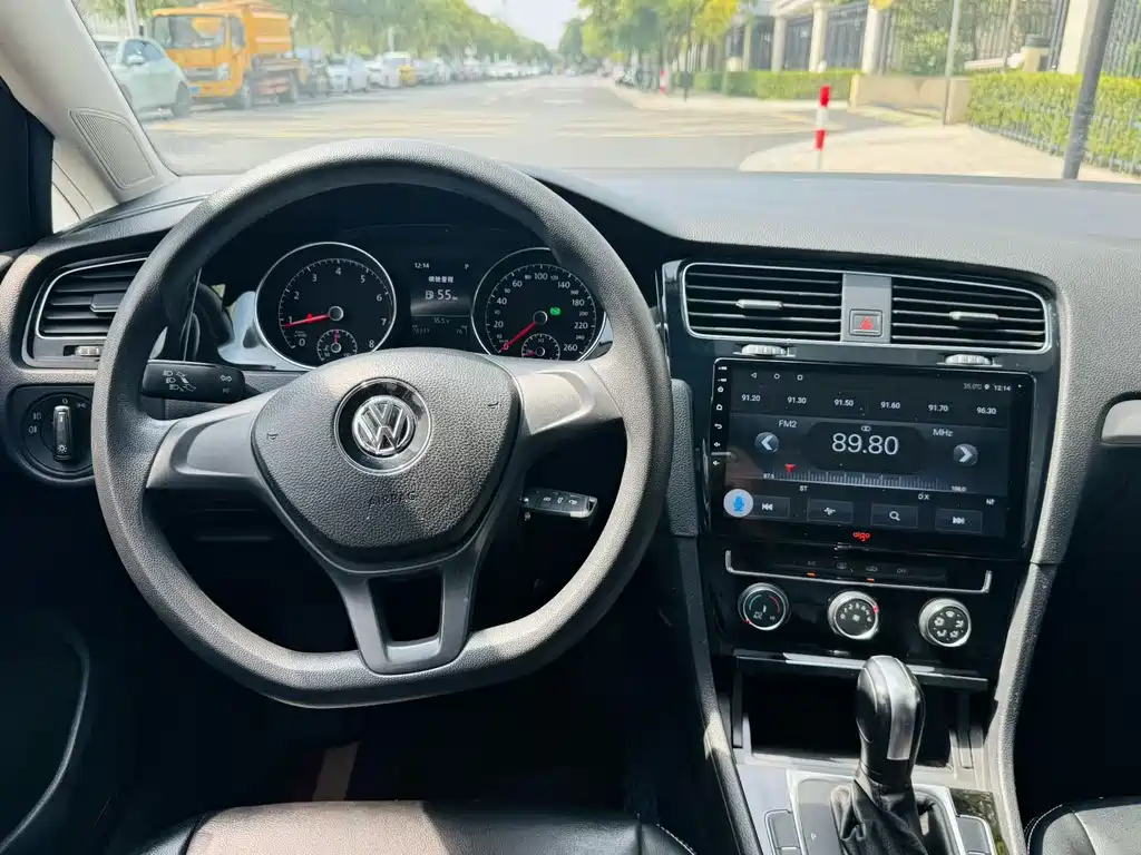 VOLKSWAGEN GOLF