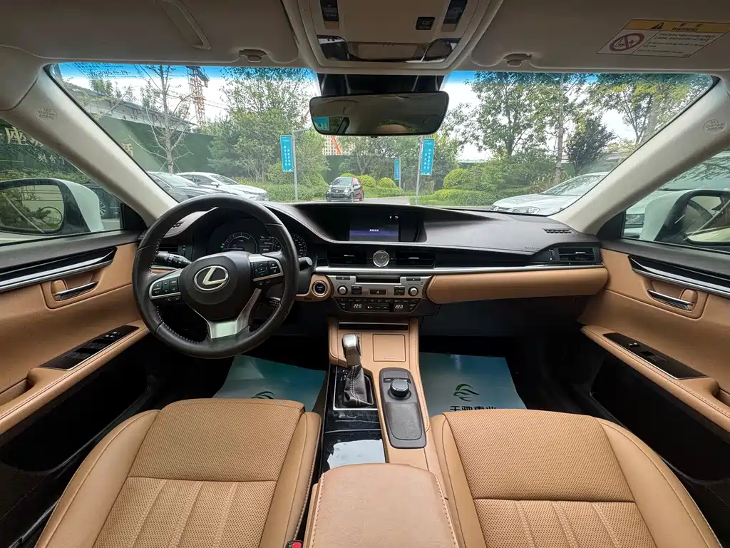 Lexus ES — миниатюра 12