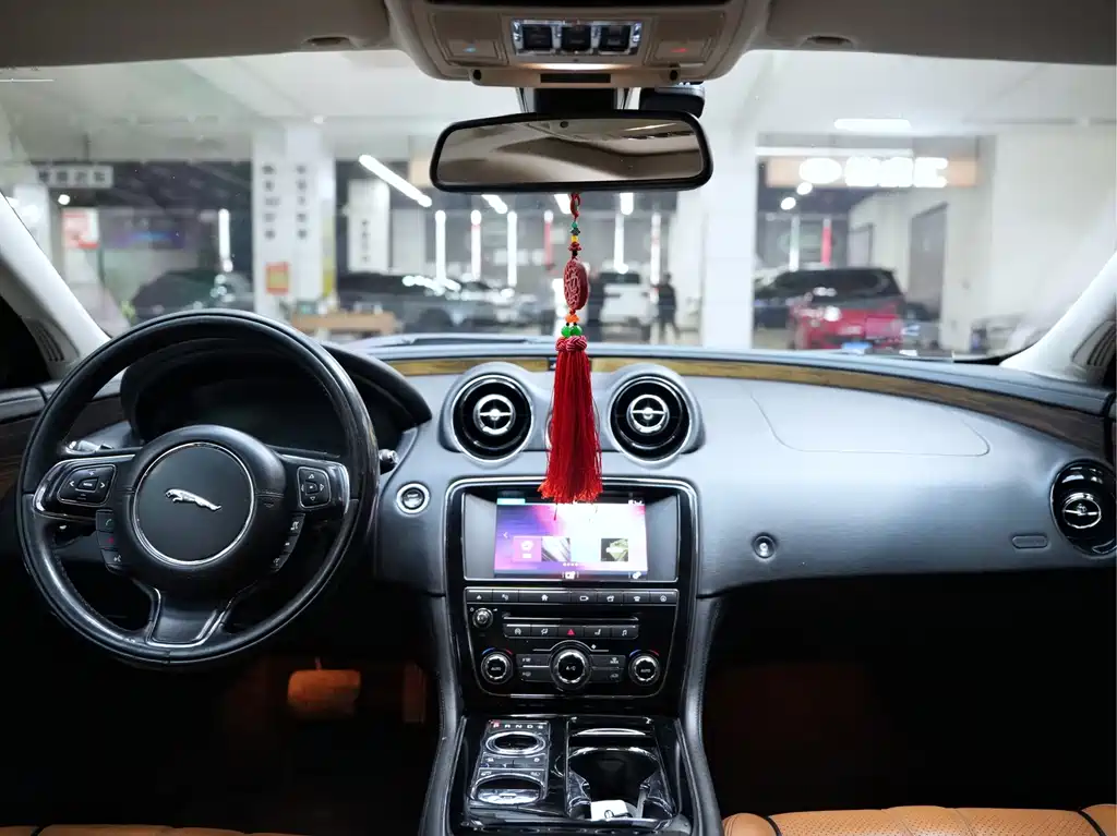 Jaguar XJ — миниатюра 5