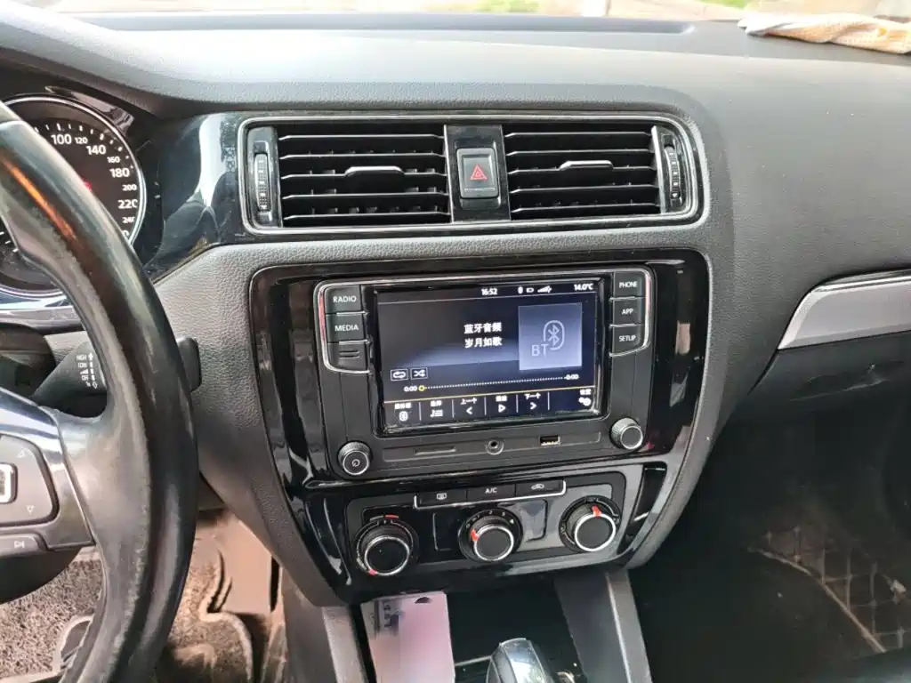 Volkswagen Sagitar 2018 1.6L AT Comfort