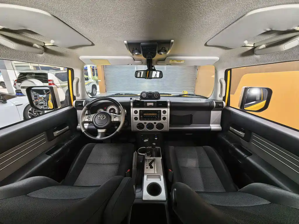 Toyota FJ Cruiser — миниатюра 7
