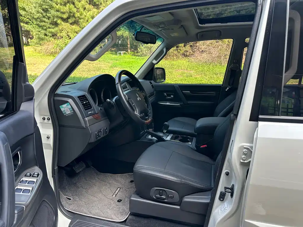 Mitsubishi Pajero (Import) — миниатюра 9