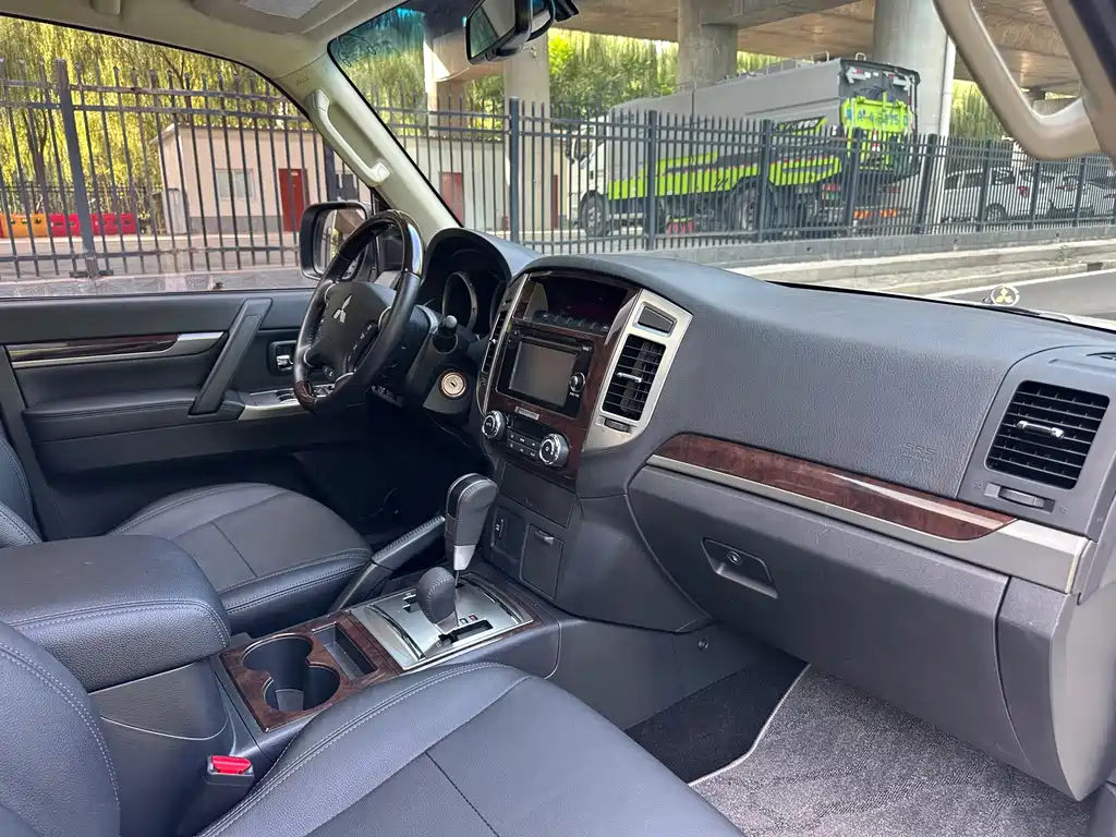 Mitsubishi Pajero (Import) — миниатюра 22