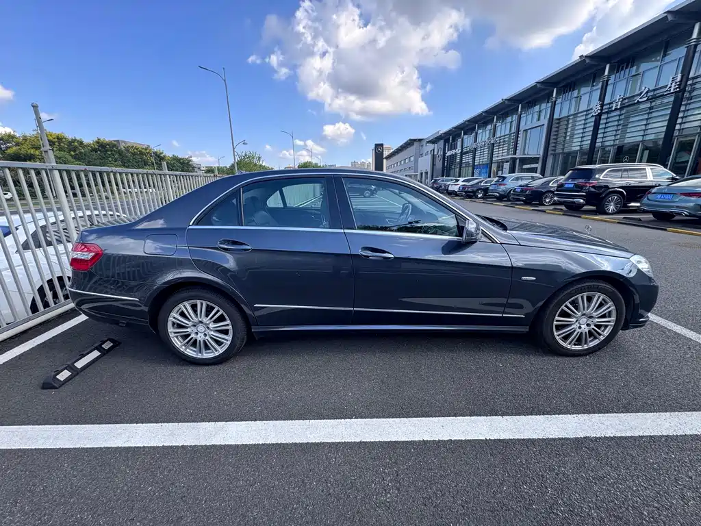 Mercedes-Benz E-Class — миниатюра 11