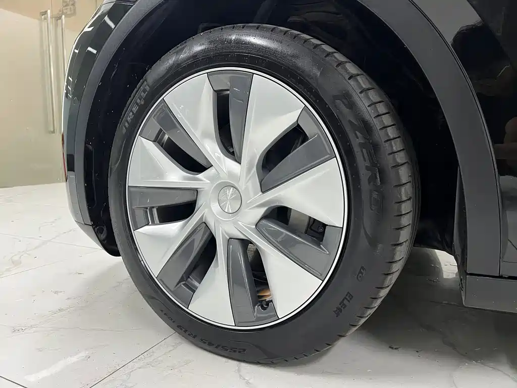 Tesla Model Y — миниатюра 7