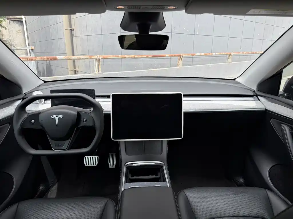 Tesla Model Y — миниатюра 8