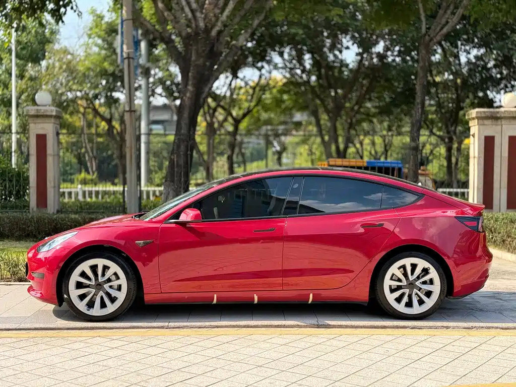 Tesla Model 3 — миниатюра 7