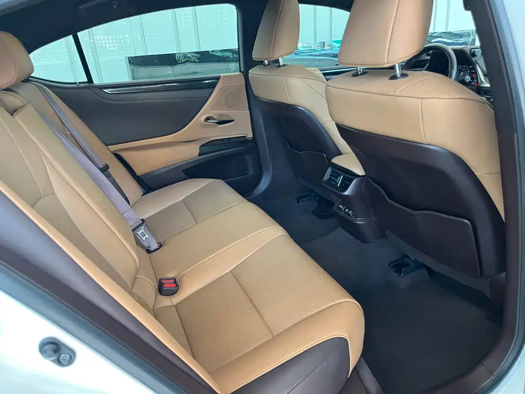 Lexus ES — миниатюра 12