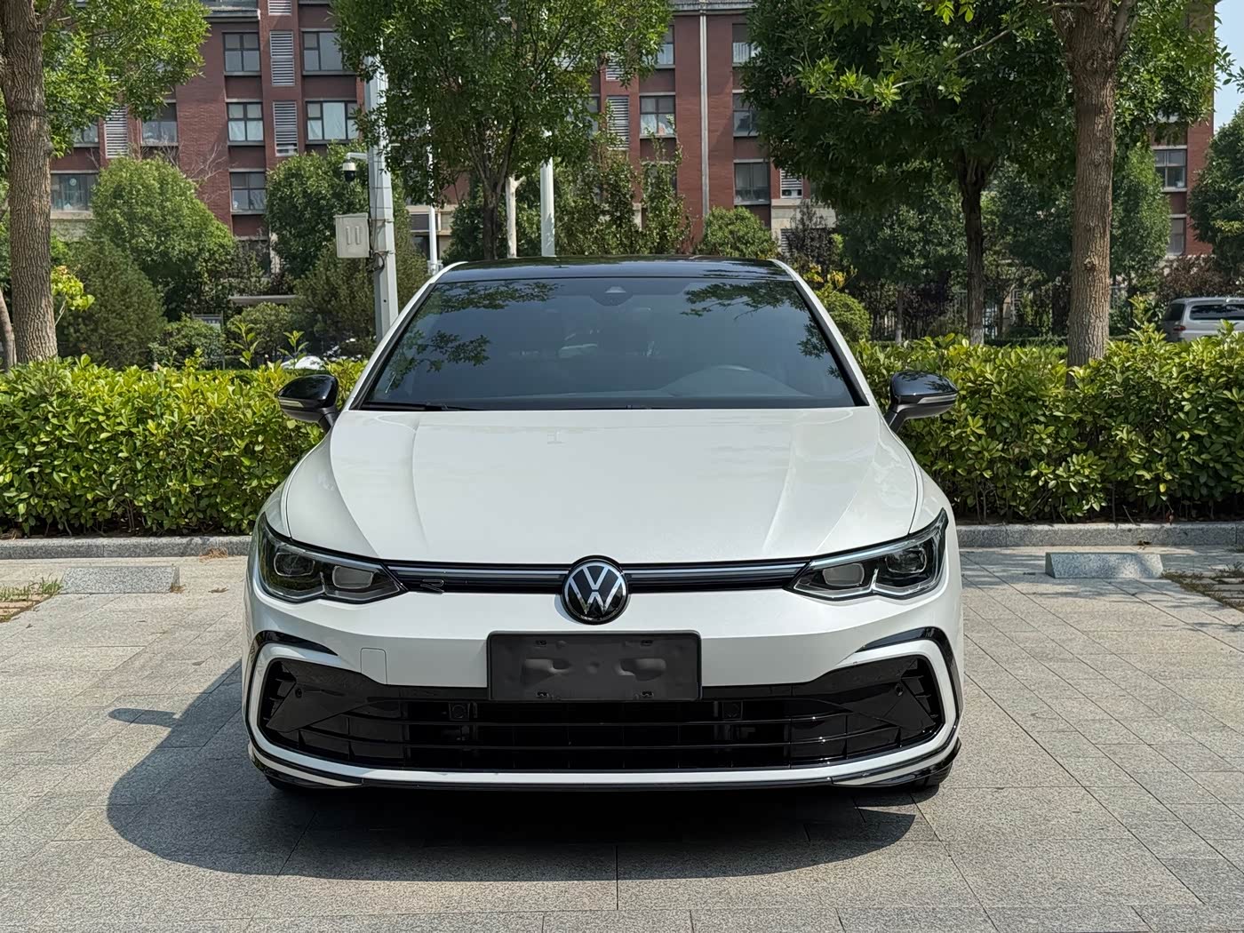 Volkswagen Golf 1.4 л 2023 г. Белый, пробег 6000 км