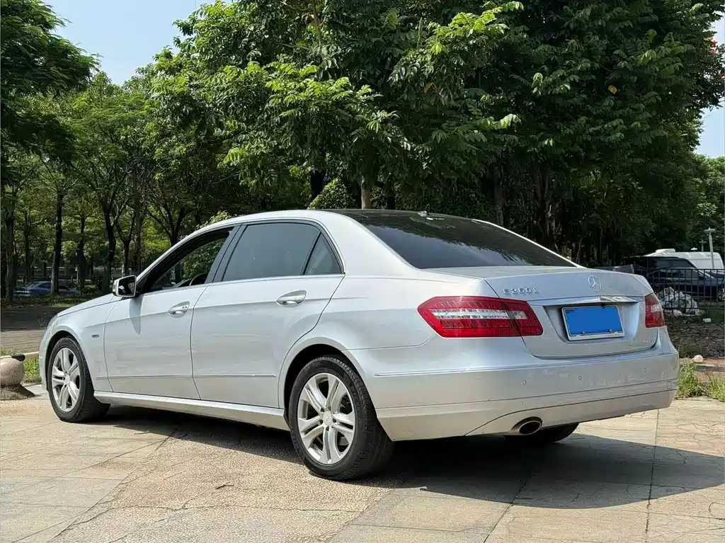 Mercedes-Benz E-Class — миниатюра 7