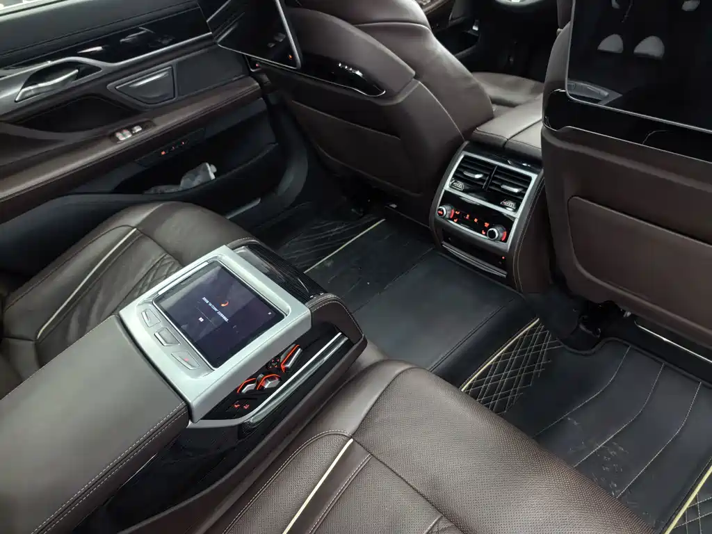 BMW 7 Series — миниатюра 11