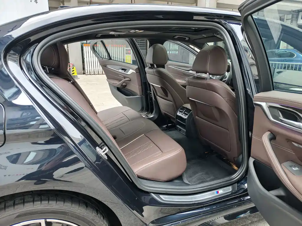 BMW 5 Series — миниатюра 12