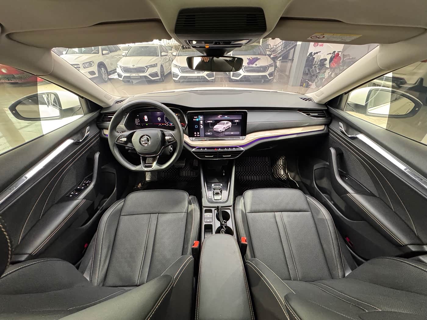Skoda Octavia 1.4 л 2022 г. Белый, пробег 31000 км