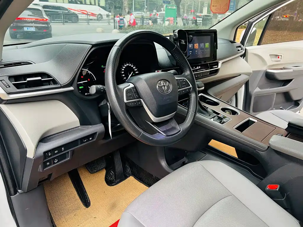 Toyota Sienna — миниатюра 21
