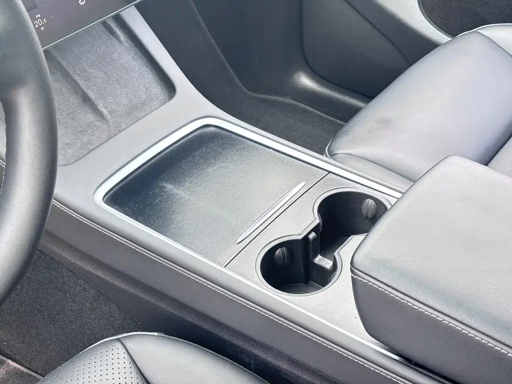 Tesla Model Y — миниатюра 19