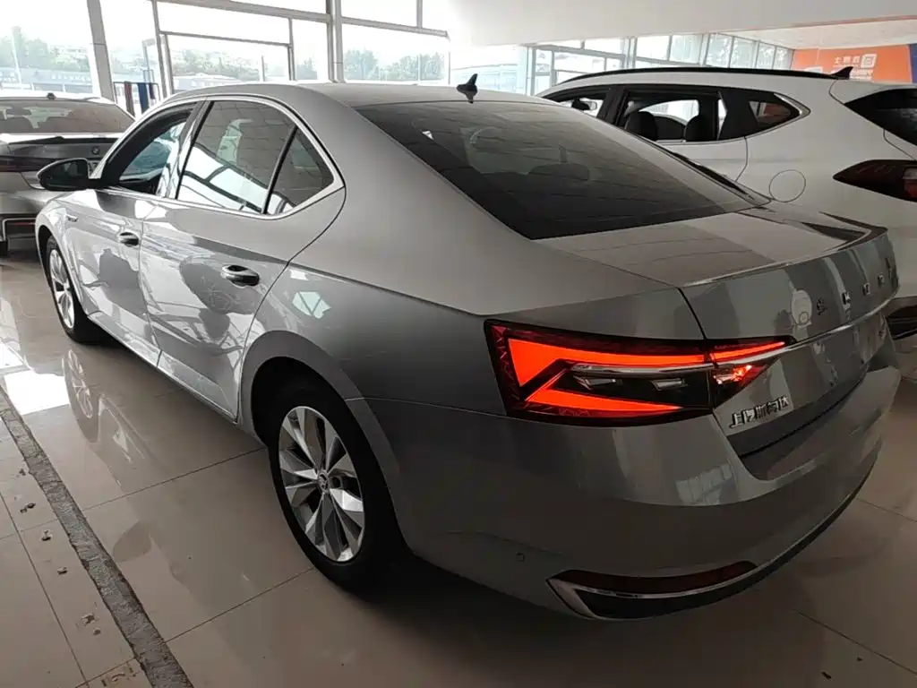 Skoda Superb — миниатюра 5