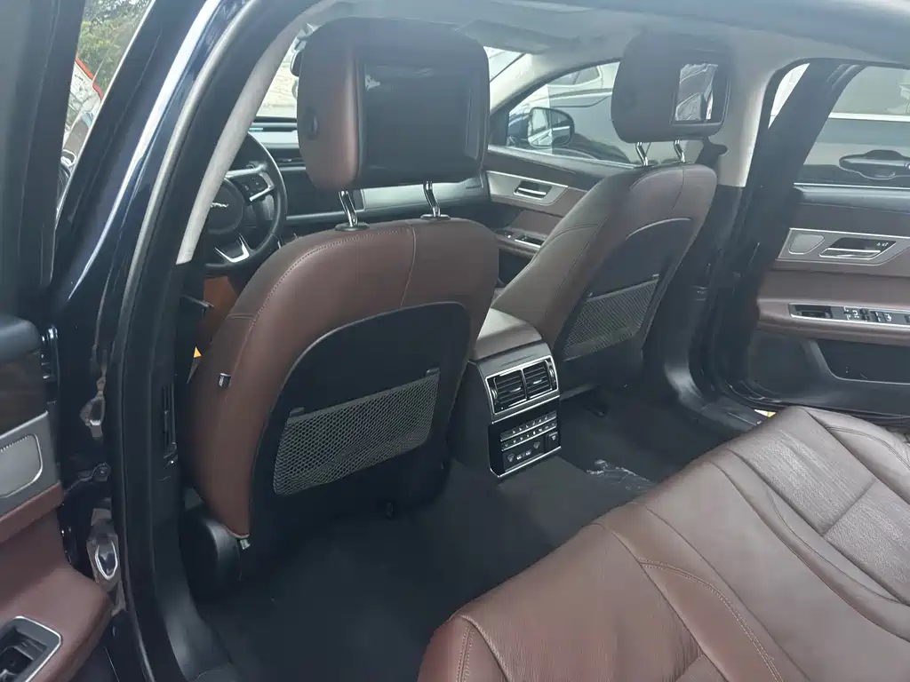 Jaguar XFL — миниатюра 4