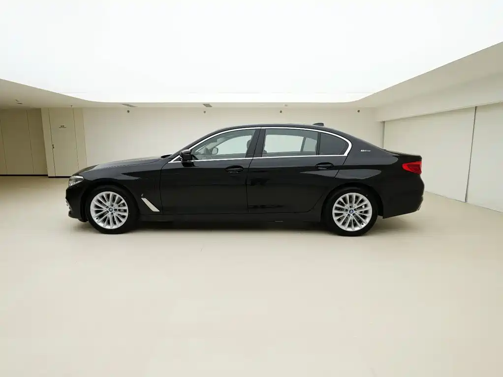 BMW 5 Series New Energy — миниатюра 4