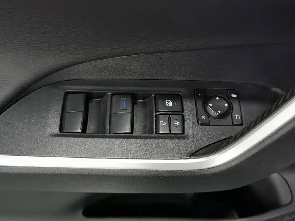 Toyota RAV4 — миниатюра 9