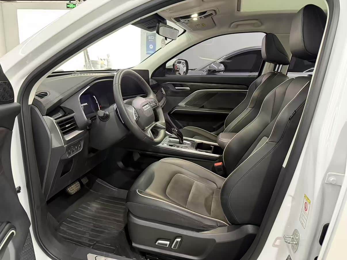 Volkswagen Tiguan L 1.5 л 2023 г. Белый, пробег 18000 км