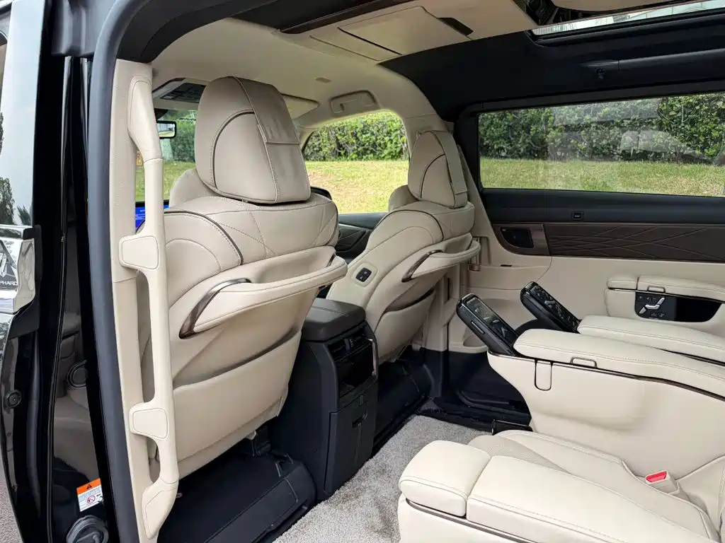 Toyota Alphard — миниатюра 11