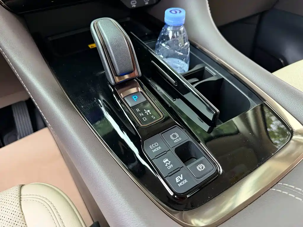 Toyota Alphard — миниатюра 9
