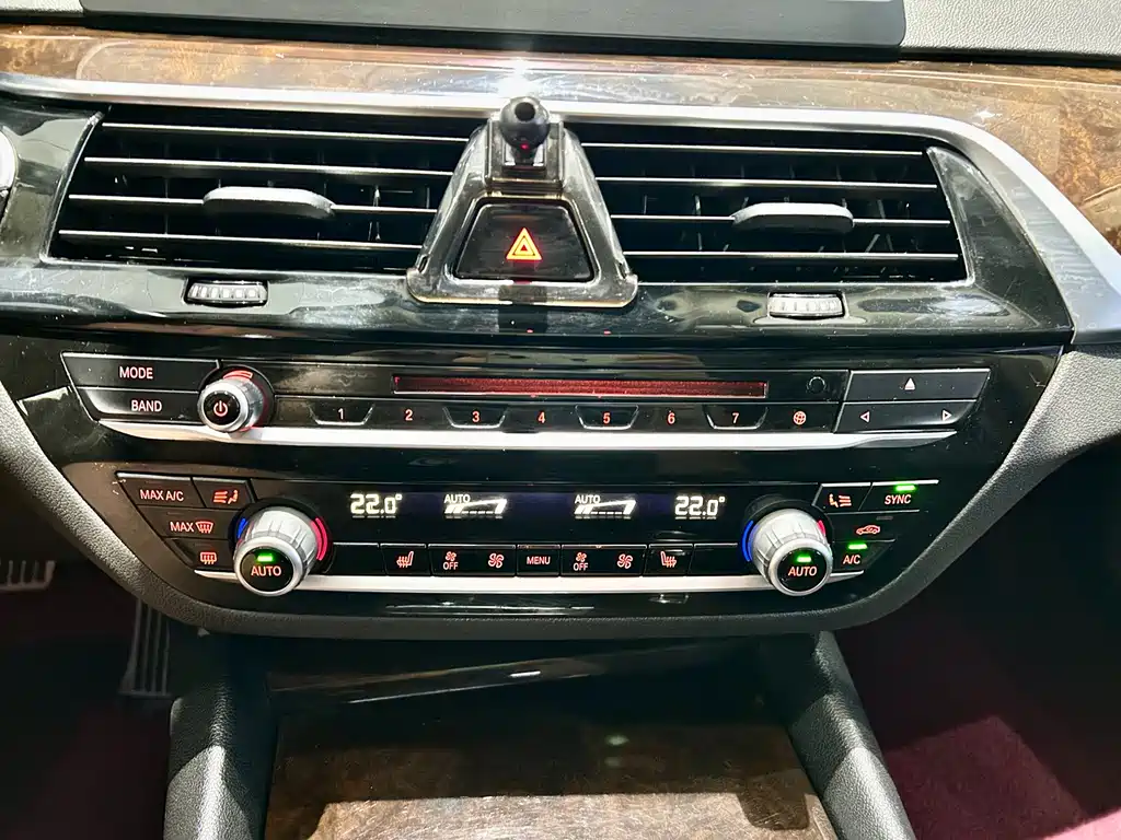 BMW 5 Series — миниатюра 18