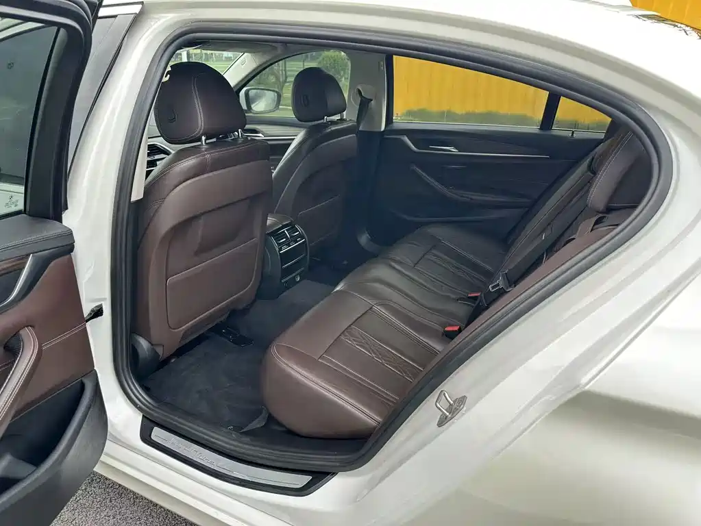 BMW 5 Series — миниатюра 5