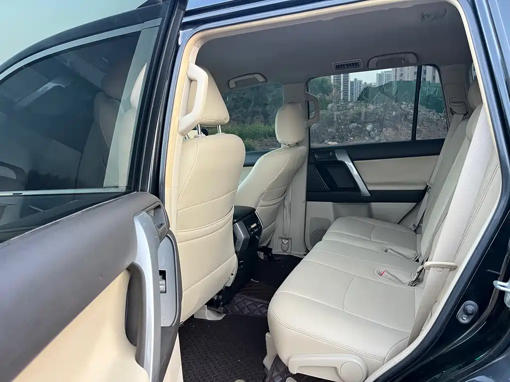 Toyota Land Cruiser Prado 2010 2.7L AT Standard
