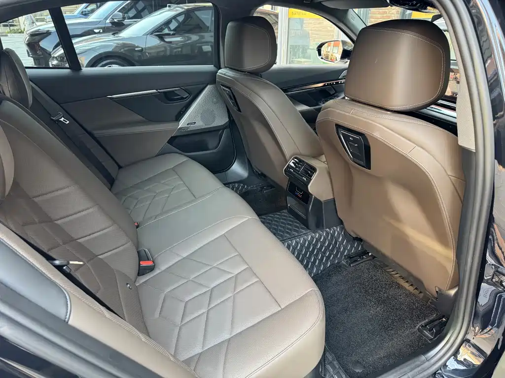 BMW 5 Series — миниатюра 20