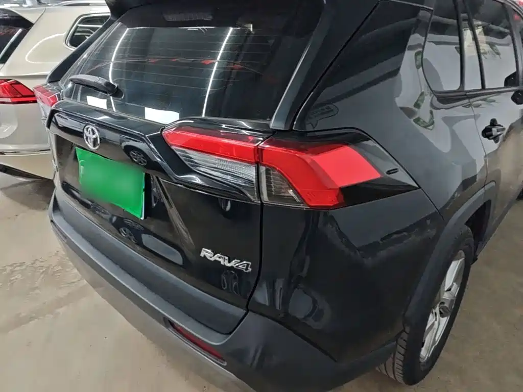 Toyota RAV4 — миниатюра 8